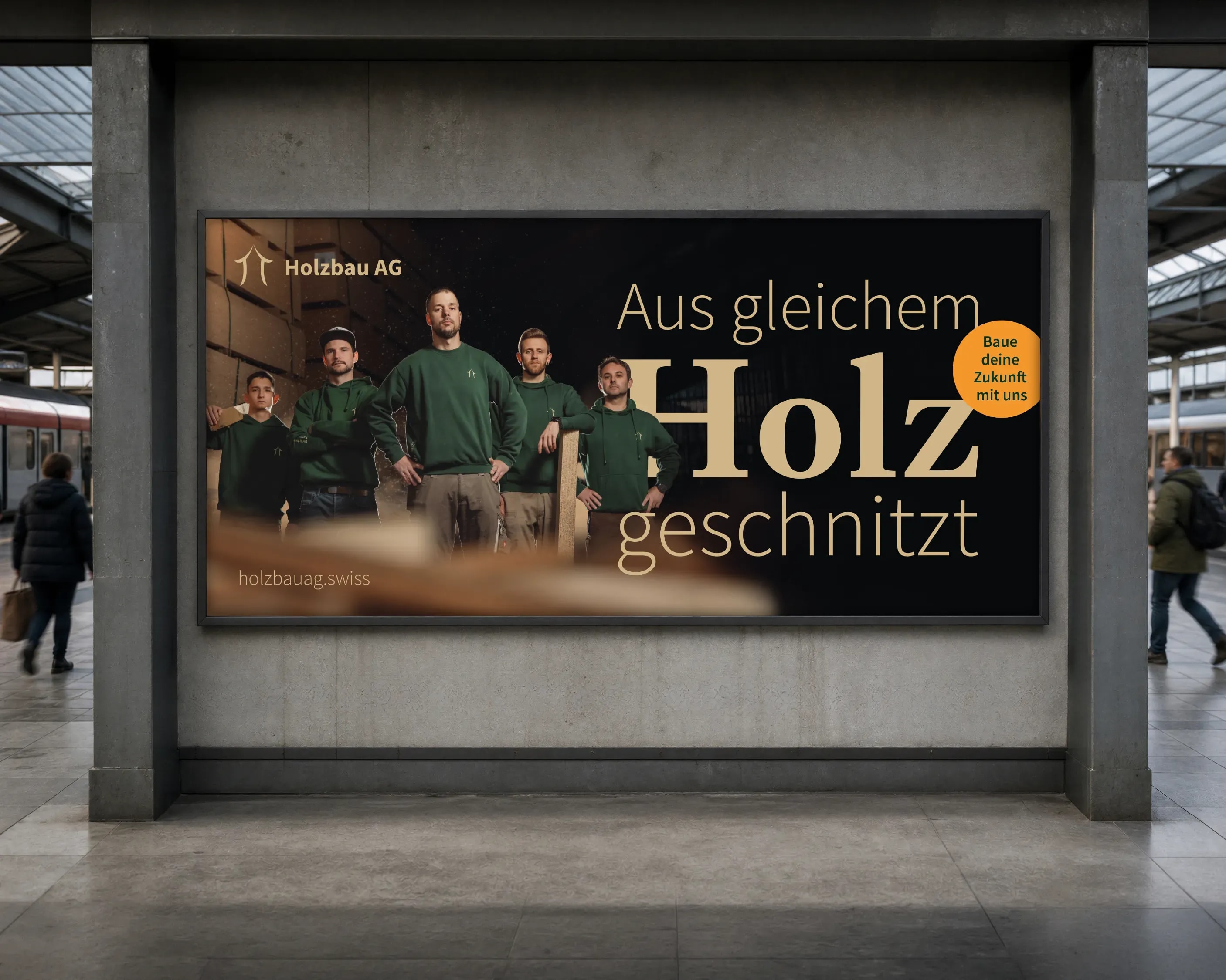 Grossplakat der Holzbau AG im Bahnhof: Lehrlingskampagne «Aus gleichem Holz geschnitzt» mit Team in grünen Pullovern und Störer «Baue deine Zukunft mit uns».