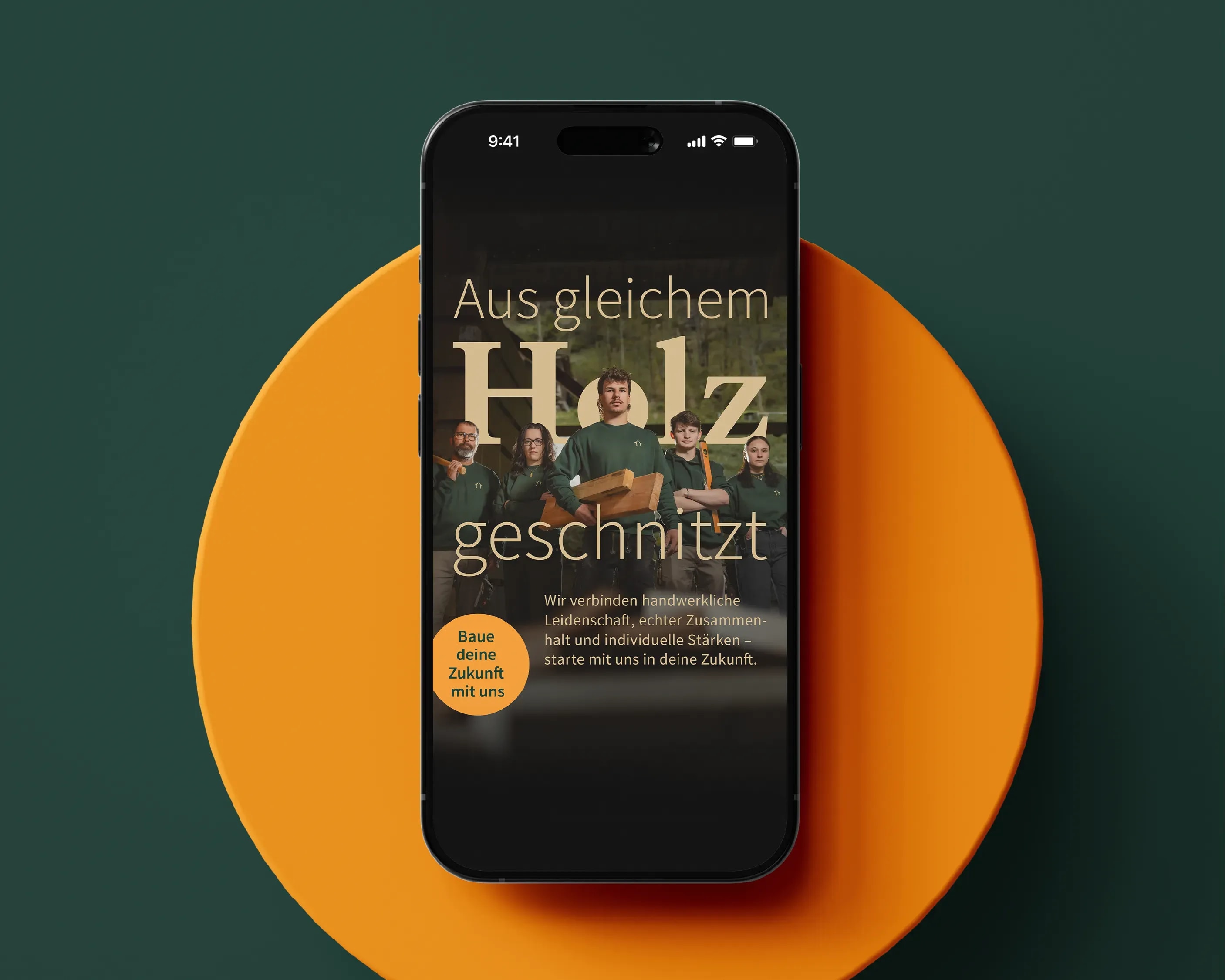 Smartphone-Mockup mit der Recruiting-Kampagne «Aus gleichem Holz geschnitzt» der Holzbau AG, Team in Firmenbekleidung vor Werkstattkulisse.