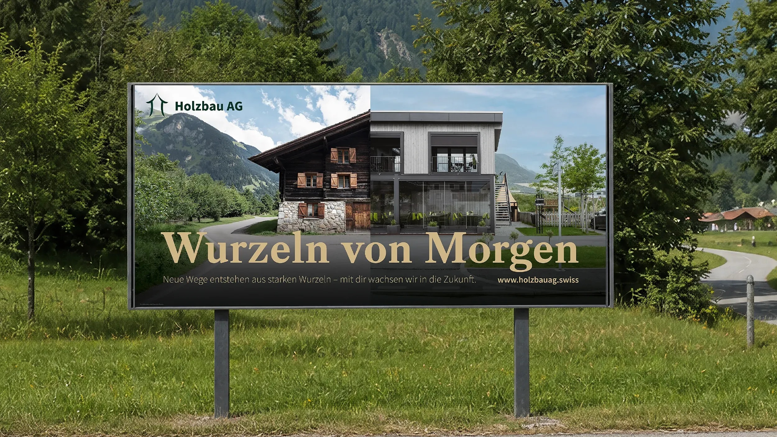 Plakat «Wurzeln von Morgen» der Holzbau AG an einer Landstrasse: traditionelles Walliser Holzhaus und moderner Holzbau im Split-Screen.