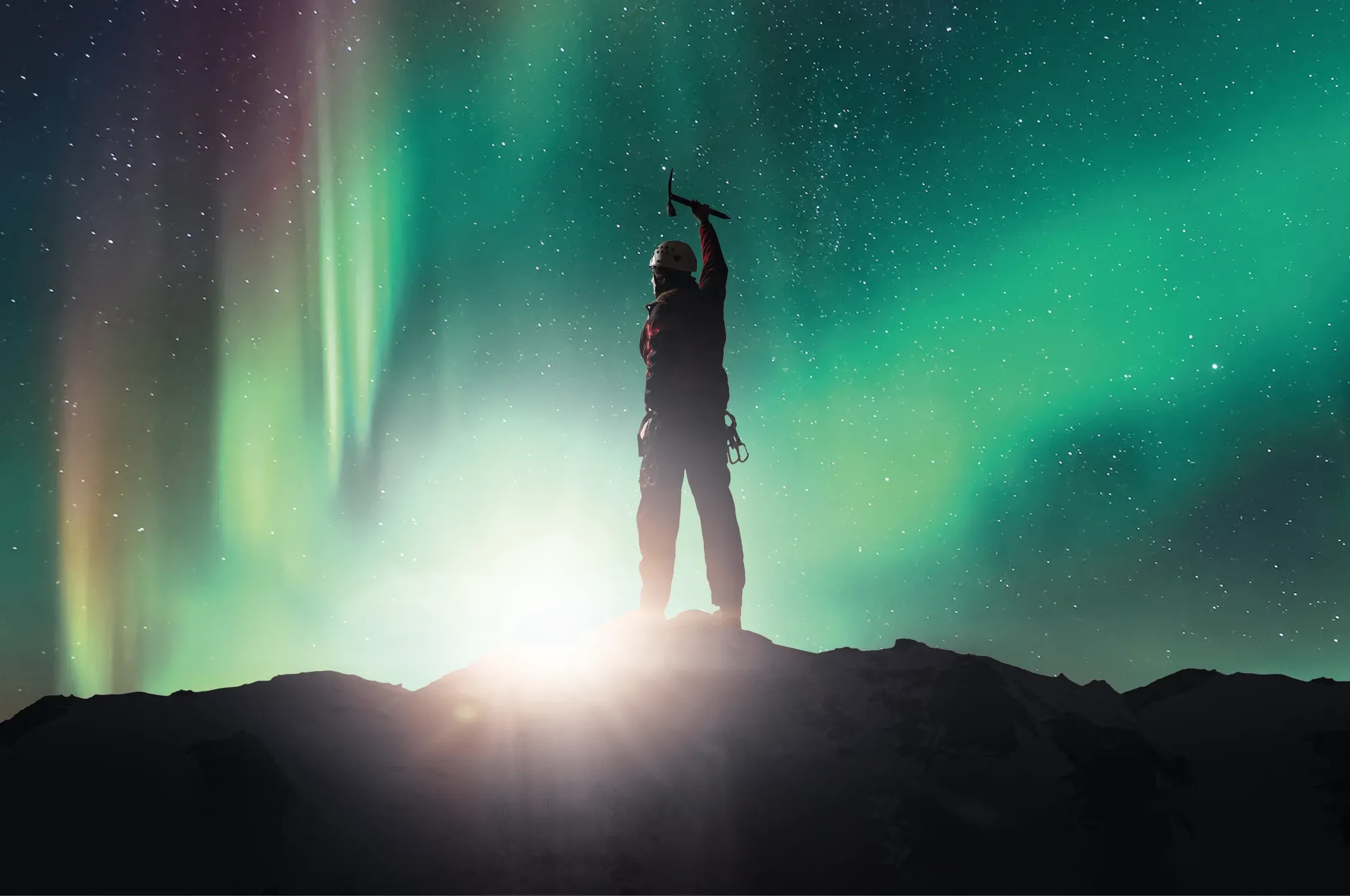 Bergsteiger auf einem Gipfel streckt den Eispickel in den Himmel, dahinter leuchtet das Nordlicht – Teaserbild zum Projekt Nordlys Sport.