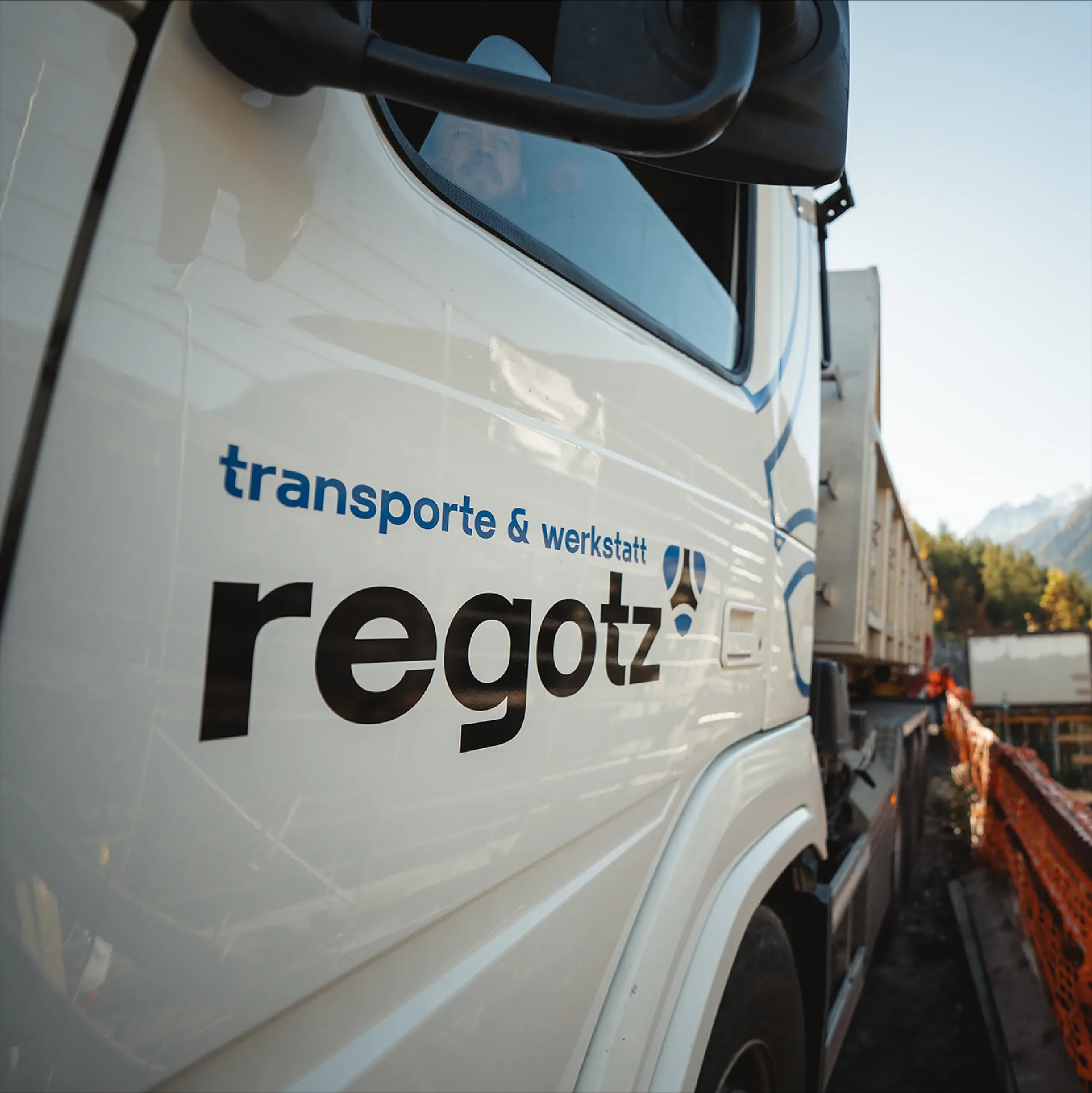 Nahaufnahme der Fahrertür eines Lastwagens mit dem Schriftzug «transporte & werkstatt regotz».