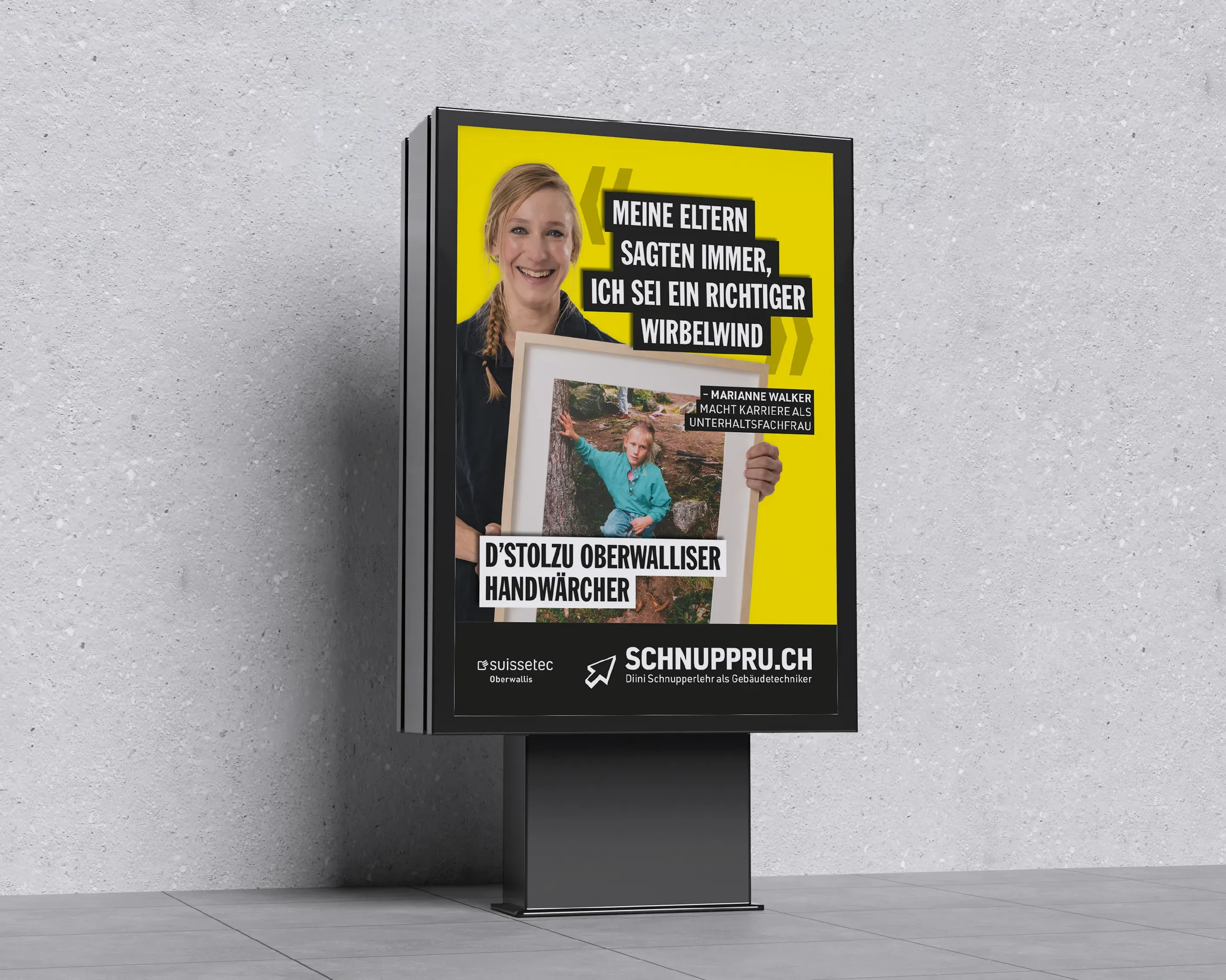 Beleuchtete Plakatstele mit Marianne Walker, die ein gerahmtes Kinderfoto hält, dazu ihr Zitat und der Hinweis auf schnuppru.ch.