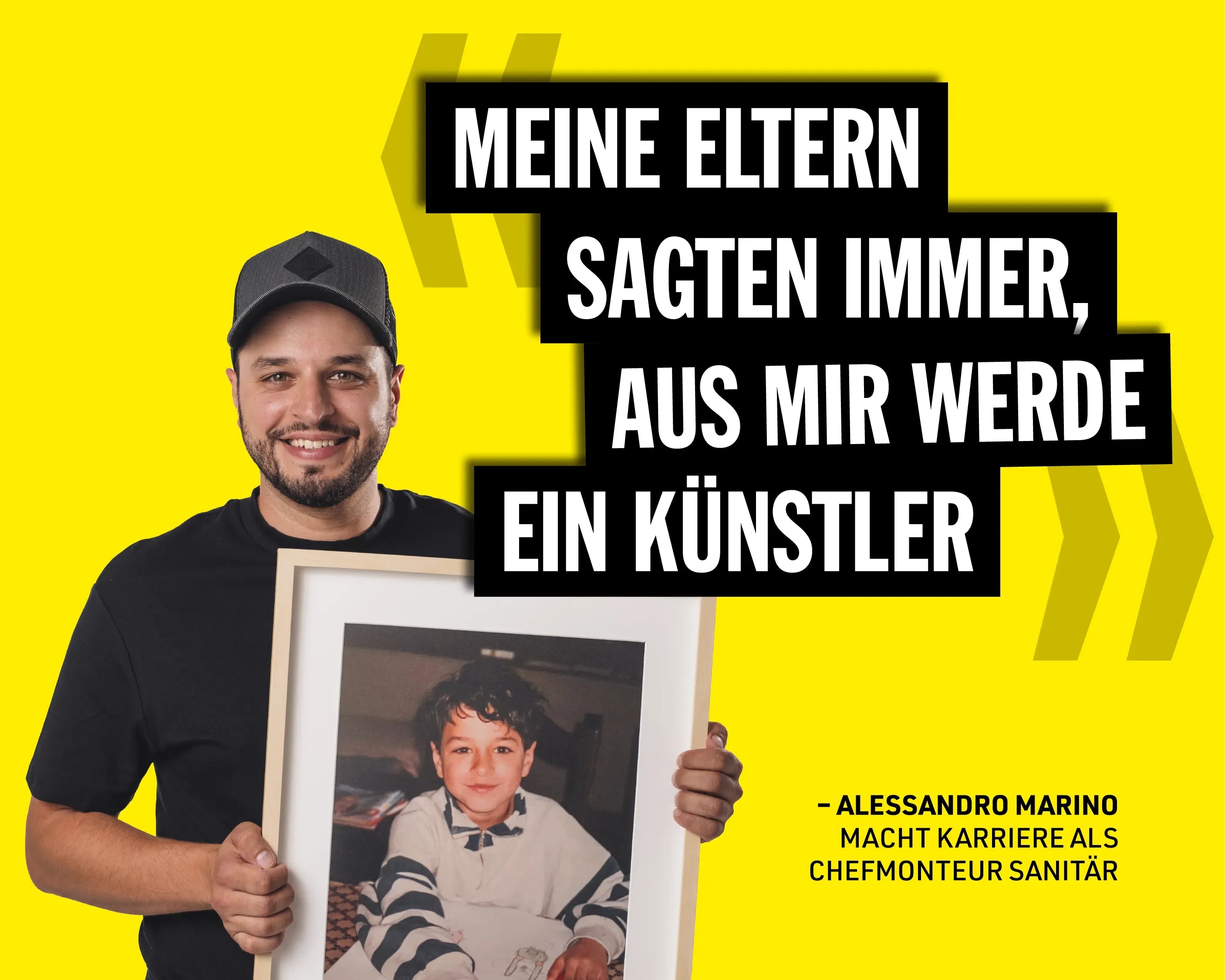 Kampagnensujet mit Alessandro Marino, der ein gerahmtes Kinderfoto von sich hält, daneben sein Zitat auf gelbem Grund.